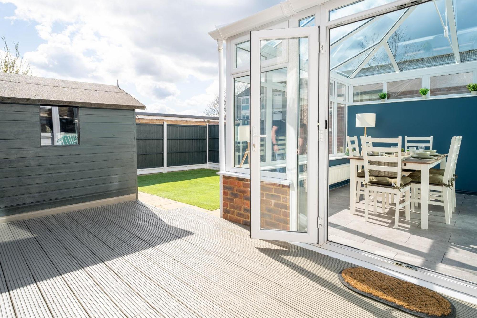 Gatwick Place - 4 Bed 2 Bath Self Contained House With Private Garden 홀리 외부 사진